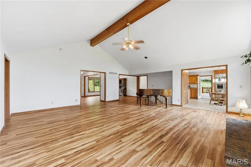 Soaring vaulted ceiling — 1409 Boone Valley Ridge, Augusta, MO 63332