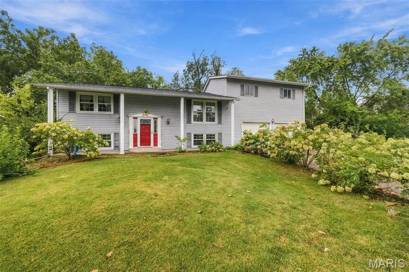 1301 Drummond Court, St Charles, MO 63303 — listing photo 2 of 31