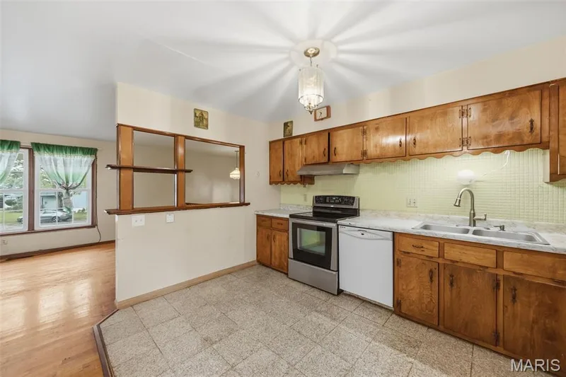 1301 Drummond Court, St Charles, MO 63303 — listing photo 8 of 31