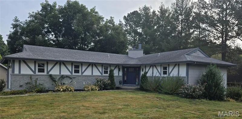 266 Savoy Drive, Lake St. Louis, MO 63367 — listing photo 2 of 5