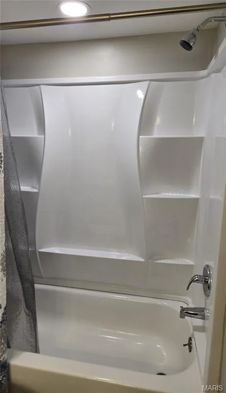 Shower/tub combo in lower level bathroom — 266 Savoy Drive, Lake St. Louis, MO 63367