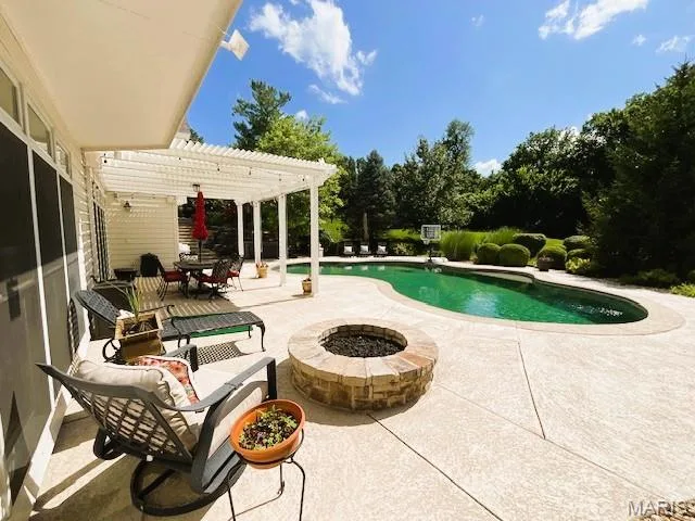 Fire pit with sitting area — 1009 Savonne Court, Chesterfield, MO 63005