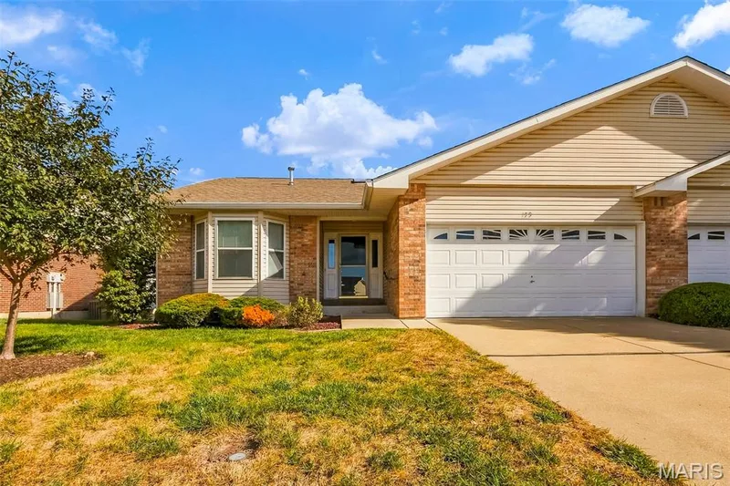 Welcome to 199 Southern Oaks! Ranch villa with an attached 2-car garage and finished lookout basement. — 199 Southern Oaks Drive, St Charles, MO 63303
