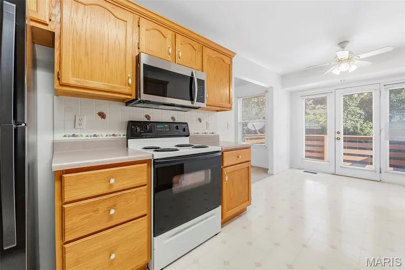 Kitchen opens directly to the bright breakfast area. — 199 Southern Oaks Drive, St Charles, MO 63303