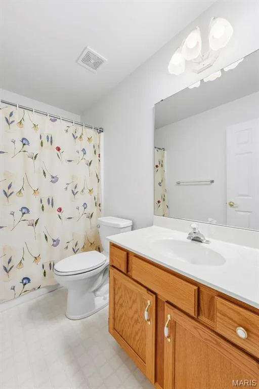 Main-floor hall bath — 199 Southern Oaks Drive, St Charles, MO 63303