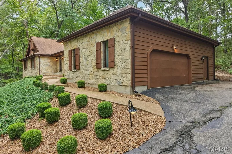 2260 Ridgley Woods Drive, Chesterfield, MO 63005 — listing photo 2 of 44
