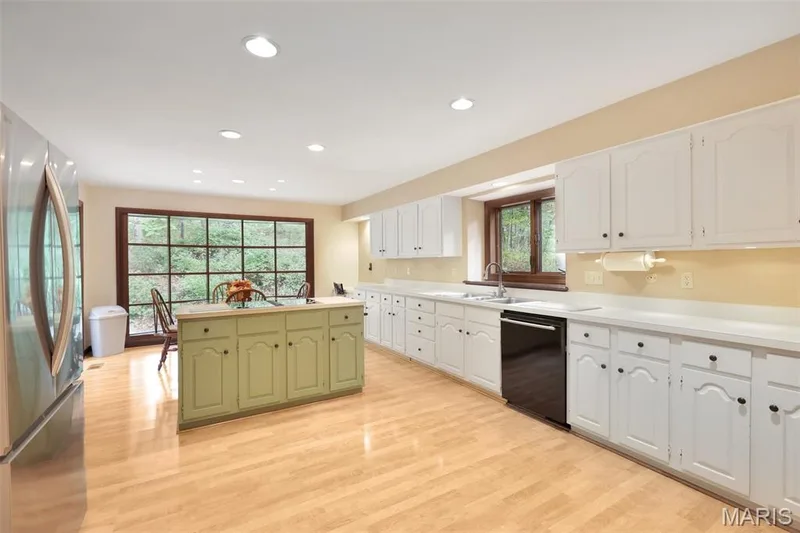 2260 Ridgley Woods Drive, Chesterfield, MO 63005 — listing photo 10 of 44