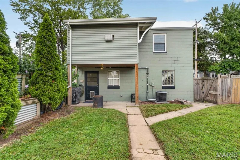 GUEST QUARTERS — 329 Houston Street, St Charles, MO 63301