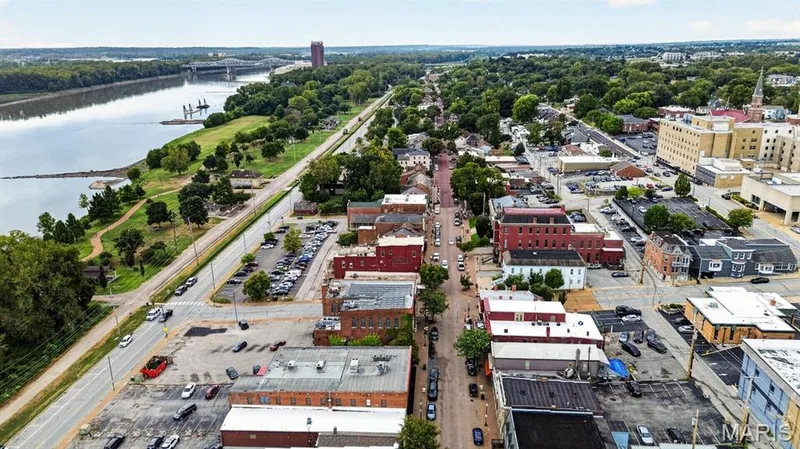 Expansive riverfront community featuring amazing shopping, restaurants and festivities throughout the year. — 329 Houston Street, St Charles, MO 63301