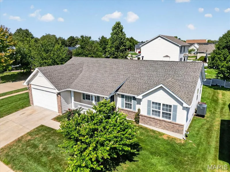Home is built on a level corner lot!  Original owner! — 11 Swift Creek Court, St Peters, MO 63376