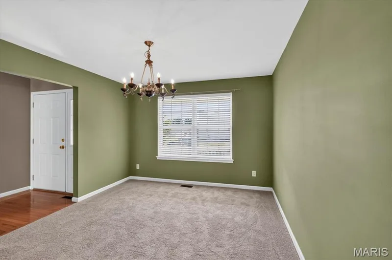 Open and fresh - great space for dining! — 11 Swift Creek Court, St Peters, MO 63376