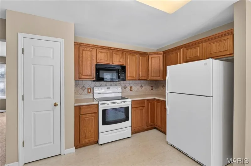 Kitchen has pantry and all appliances stay! — 11 Swift Creek Court, St Peters, MO 63376