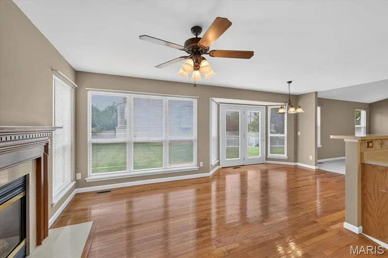 Look at all the windows and natural lighting! — 11 Swift Creek Court, St Peters, MO 63376