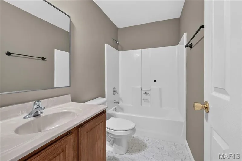 Hall bath is fresh! — 11 Swift Creek Court, St Peters, MO 63376