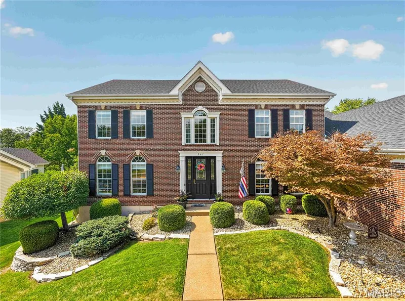 Updated, well maintained landscaping. — 947 Crown Pointe Estates Drive, Wildwood, MO 63021