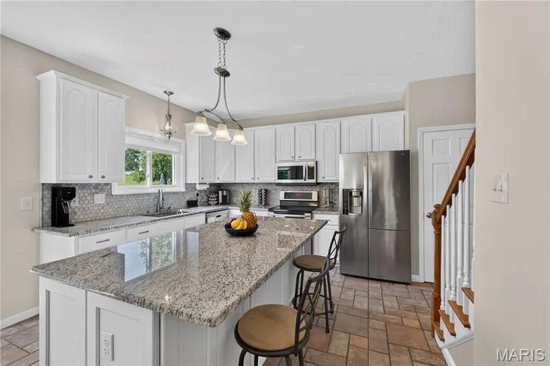 Large center island breakfast bar is perfect for casual dining and entertaining. — 947 Crown Pointe Estates Drive, Wildwood, MO 63021