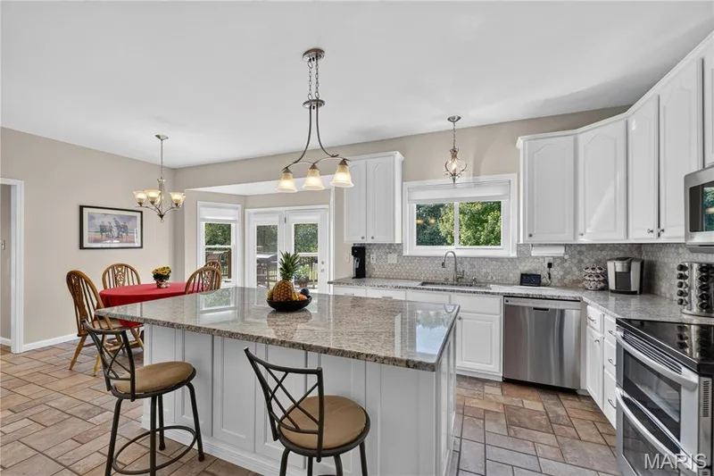 New stainless range installed 9/26, not pictured in photo. — 947 Crown Pointe Estates Drive, Wildwood, MO 63021