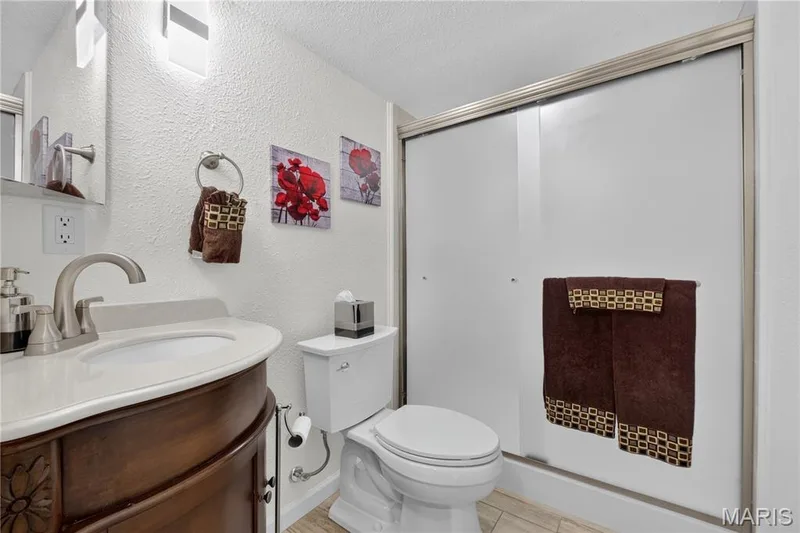 Full bathroom in lower level. — 947 Crown Pointe Estates Drive, Wildwood, MO 63021