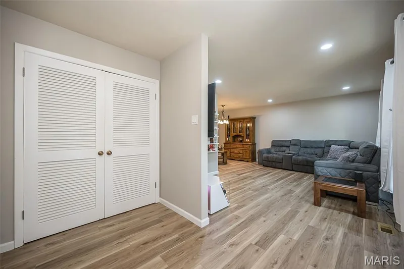 21 San Carlos Drive, St Charles, MO 63303 — listing photo 5 of 44