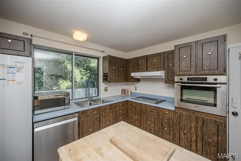 21 San Carlos Drive, St Charles, MO 63303 — listing photo 11 of 44