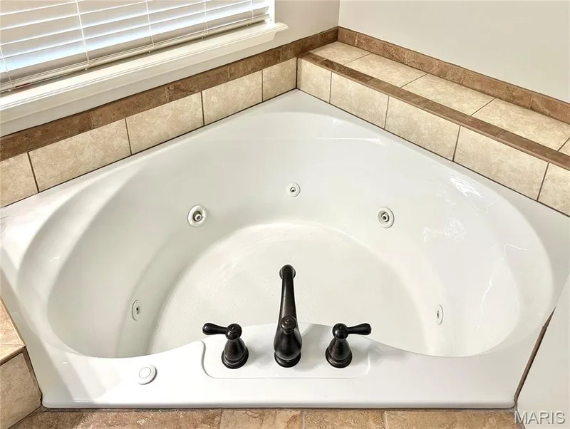 Jetted 2 person tub! — 412 Cottage Grove Drive, Wentzville, MO 63385