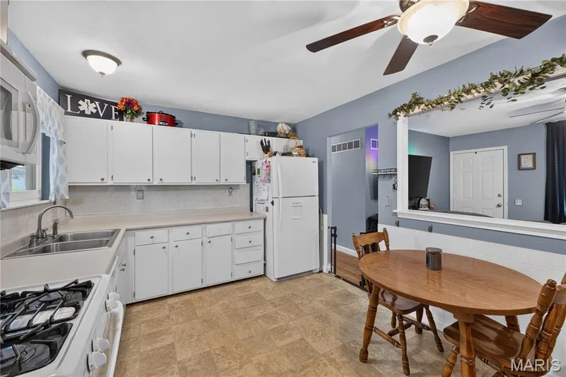 Spacious eat-in kitchen. — 2910 Nantwich Lane, St Charles, MO 63301