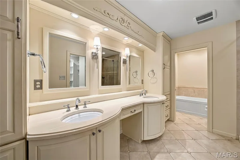 2394 Baxton Way, Chesterfield, MO 63017 — listing photo 4 of 40