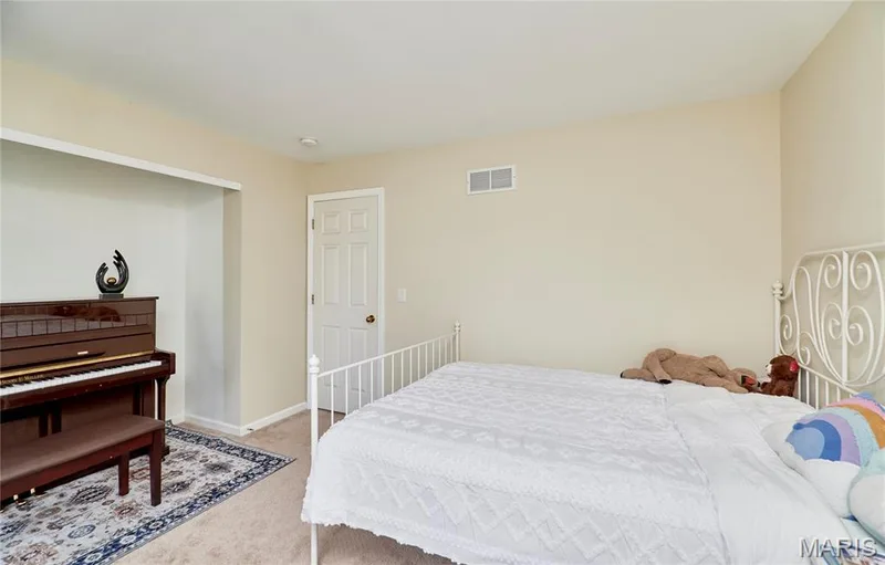 Built-in alcove, neutral wall color, and carpeted flooring — 16500 Victoria Crossing Drive, Wildwood, MO 63040