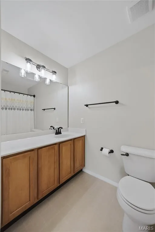 Hall bathroom — 64 Brimstone Corner, O'Fallon, MO 63366