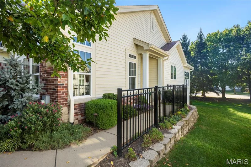 14762 Thornbird Manor Parkway, Chesterfield, MO 63017 — listing photo 2 of 35