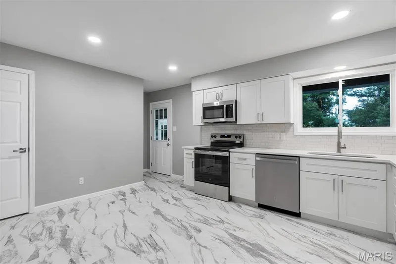 110 Paula Drive, St Charles, MO 63301 — listing photo 4 of 29