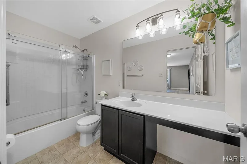 Tub/shower combination with sliding glass doors — 543 Country Chase Drive, Lake St. Louis, MO 63367