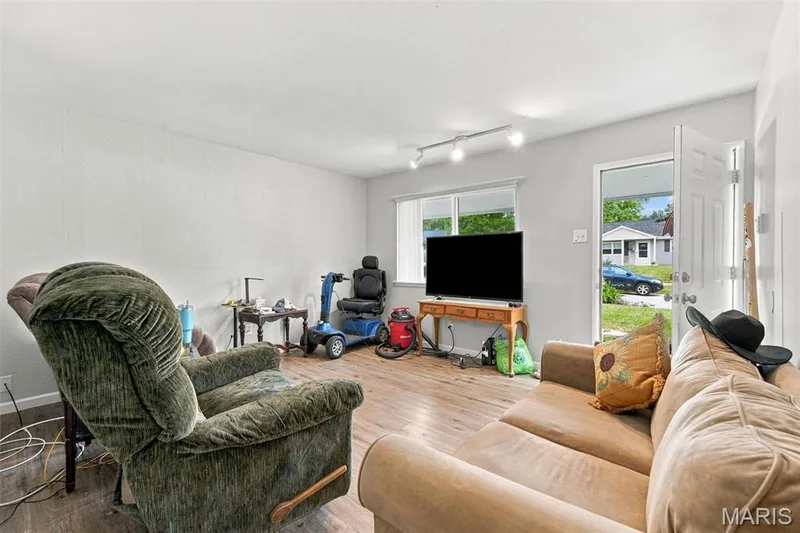 512 Eggering Drive, O'Fallon, MO 63366 — listing photo 8 of 25