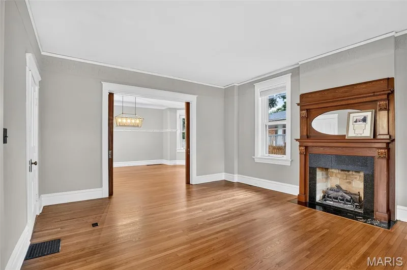 552 Clark Street, St Charles, MO 63301 — listing photo 5 of 69