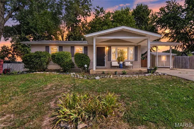 214 Oakridge Lane, Lake St. Louis, MO 63367 — listing photo 2 of 30