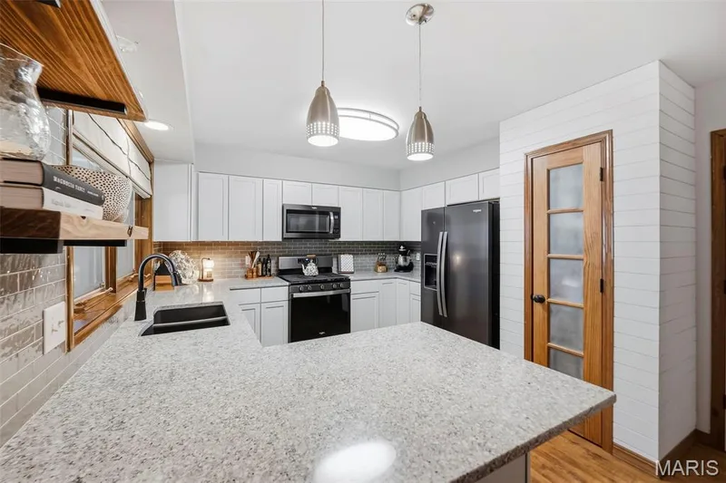 Updated Kitchen with plenty of Quartz counter top space & breakfast bar lip. — 416 Morningside Drive, St Peters, MO 63376