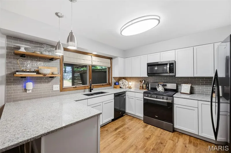 Stainless Steel Appliances. White Shaker Style Cabinets.Quartz countertops. — 416 Morningside Drive, St Peters, MO 63376
