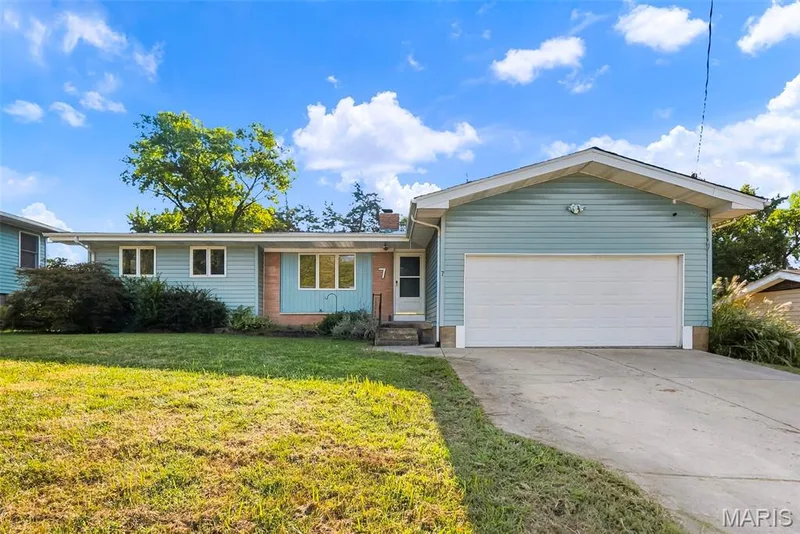7 Valley Road, St Charles, MO 63303 — listing photo 2 of 31