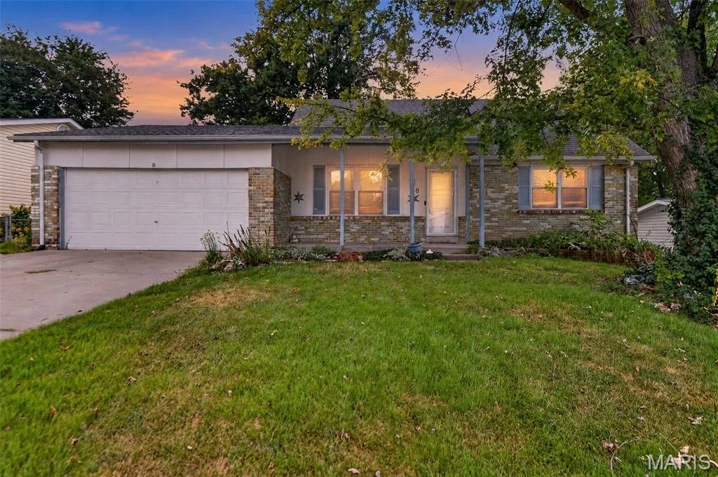8 S Dianne Drive, St Peters, MO 63376 — listing photo 1 of 20