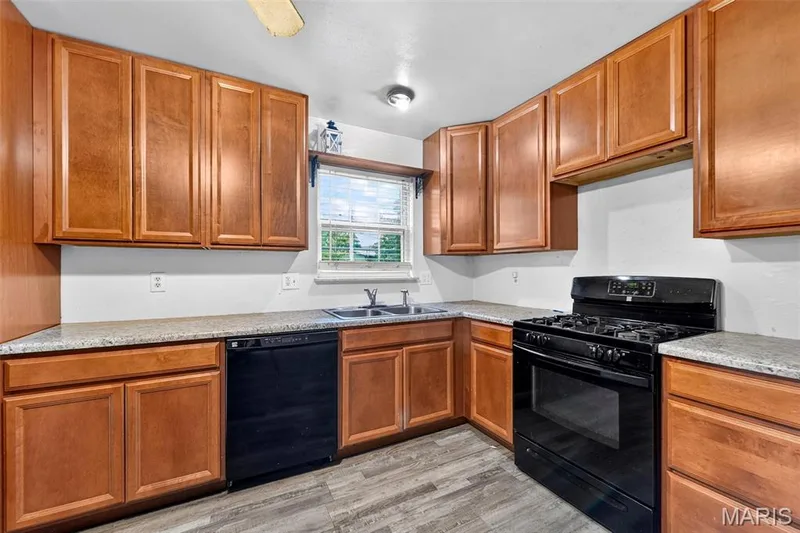 8 S Dianne Drive, St Peters, MO 63376 — listing photo 5 of 20