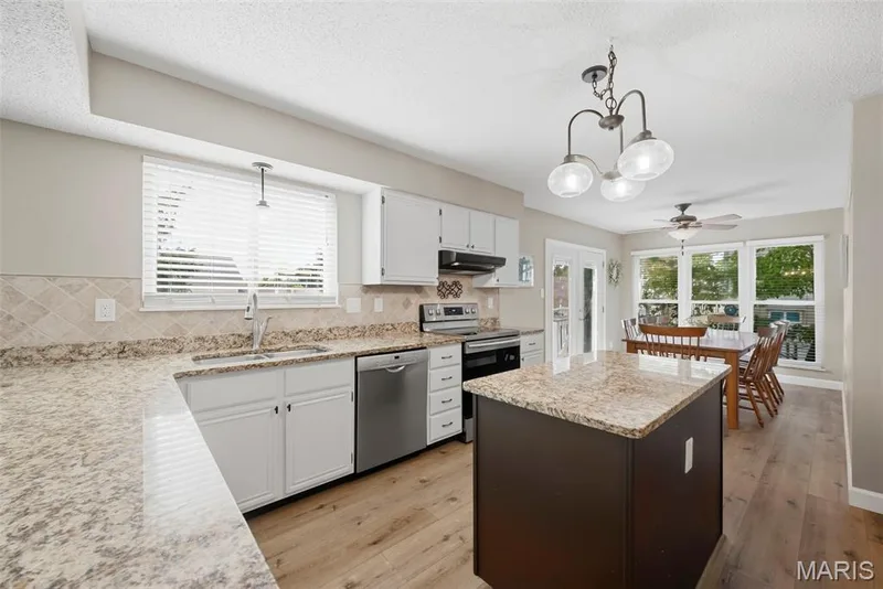 3699 Banbury Drive, St Charles, MO 63303 — listing photo 12 of 42