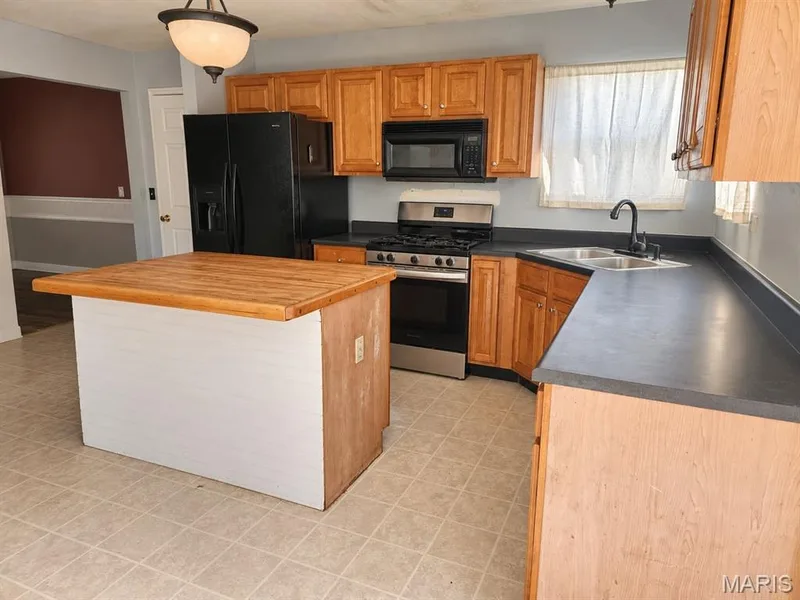 Large open kitchen — 45 Autumn Crest Court, Wentzville, MO 63385