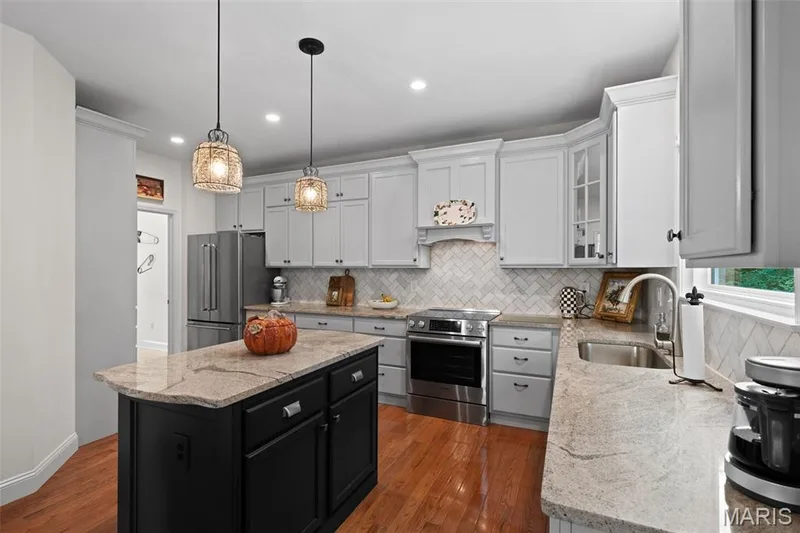 16630 Highland Summit Drive, Ballwin, MO 63011 — listing photo 12 of 40