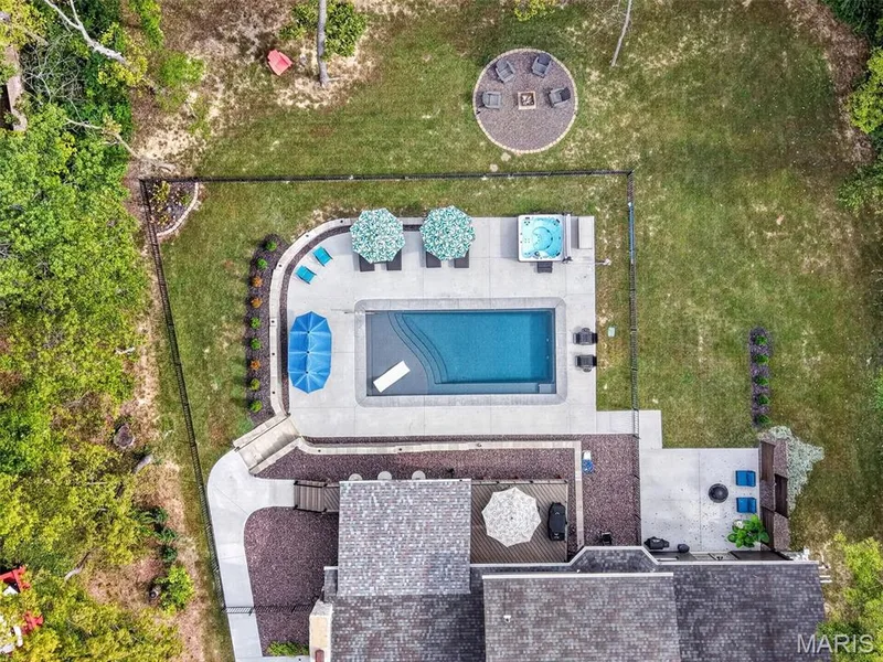 32 Country Lane Court, St Charles, MO 63304 — listing photo 6 of 86