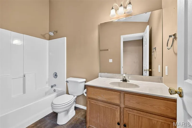 The full hall bath on the upper level. — 1033 Providence Pointe Drive, Wentzville, MO 63385
