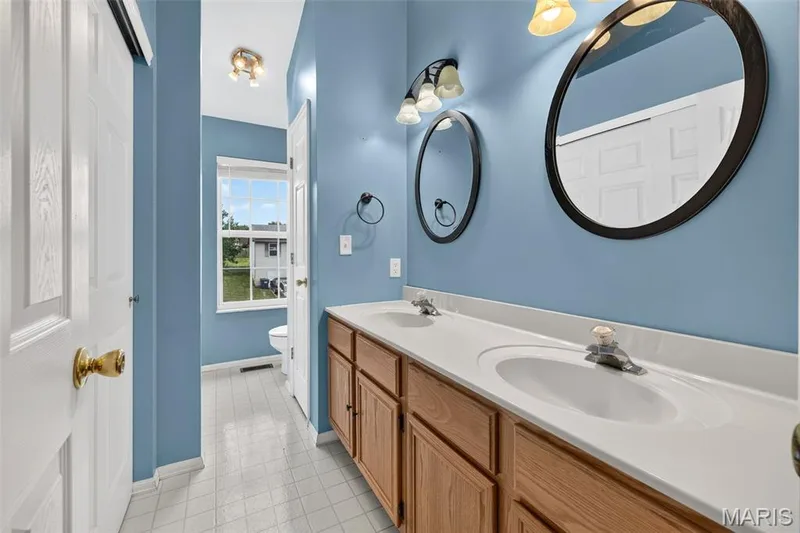 Double sinks in the primary bathroom for your convenience. — 1033 Providence Pointe Drive, Wentzville, MO 63385