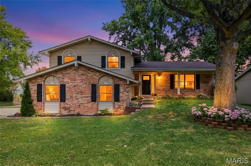 PERFECTLY Located in the HEART of the St Peters & OFallon with easy access to Restaurants & Shops! — 27 Oak Valley Drive, St Peters, MO 63376