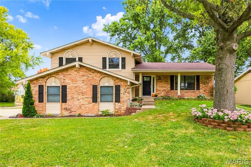 27 Oak Valley Drive, St Peters, MO — listing photo 1