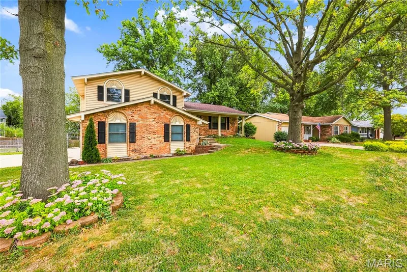Situated on a desirable LARGE Lot with Side Access for the Garage & LOTS of YARD to ENJOY! — 27 Oak Valley Drive, St Peters, MO 63376
