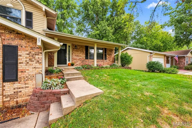 Concrete Sidewalk & Professional Landscaping are part of the Inviting Entry! — 27 Oak Valley Drive, St Peters, MO 63376